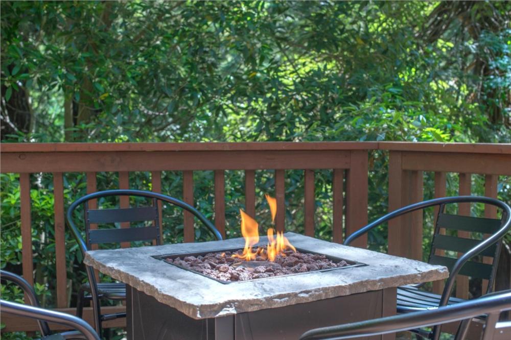 Summit Sanctuary! Redwoods! Fire Table!! BBQ Grill! Fast WiFi!! Dog Friendly!